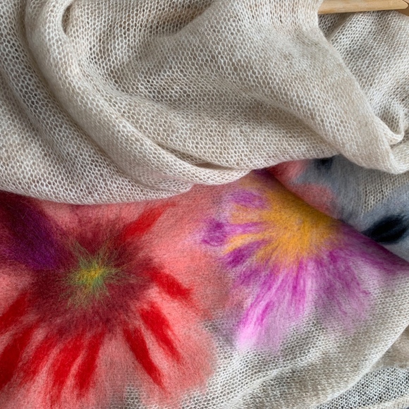NWT Felted Bouquet Scarf by Troubadour - Picture 6 of 8
